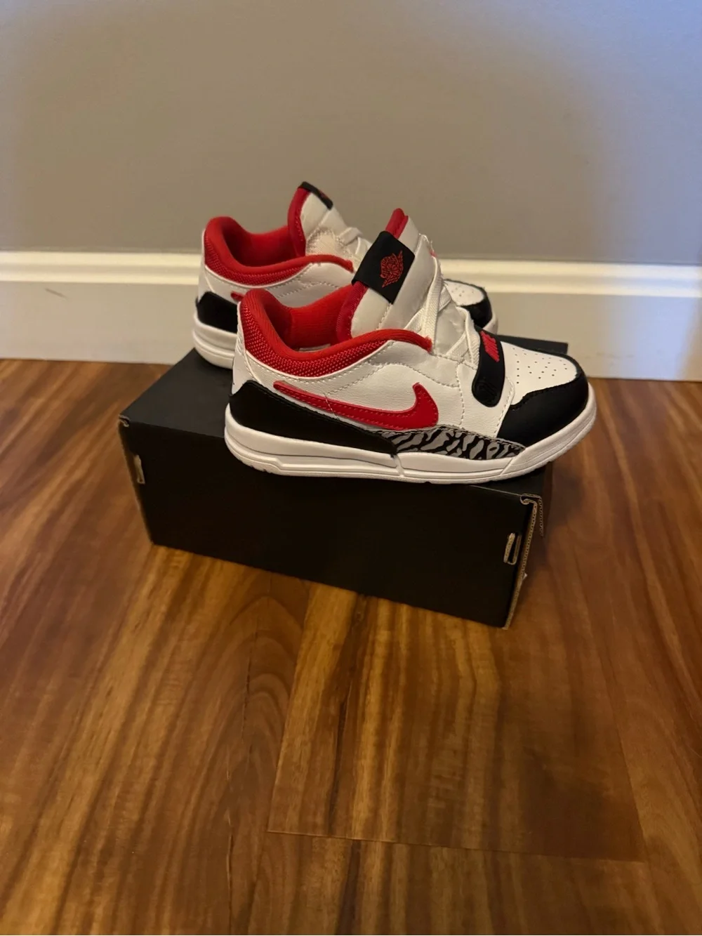 Nike Kids White Black Red Low-Top Sneakers